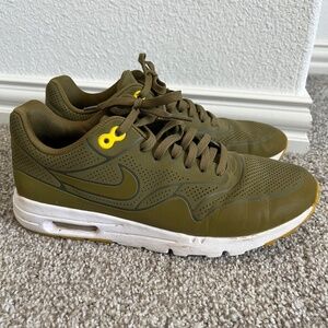 Nike Air Womens Size 9 Olive All Over Lightly Worn